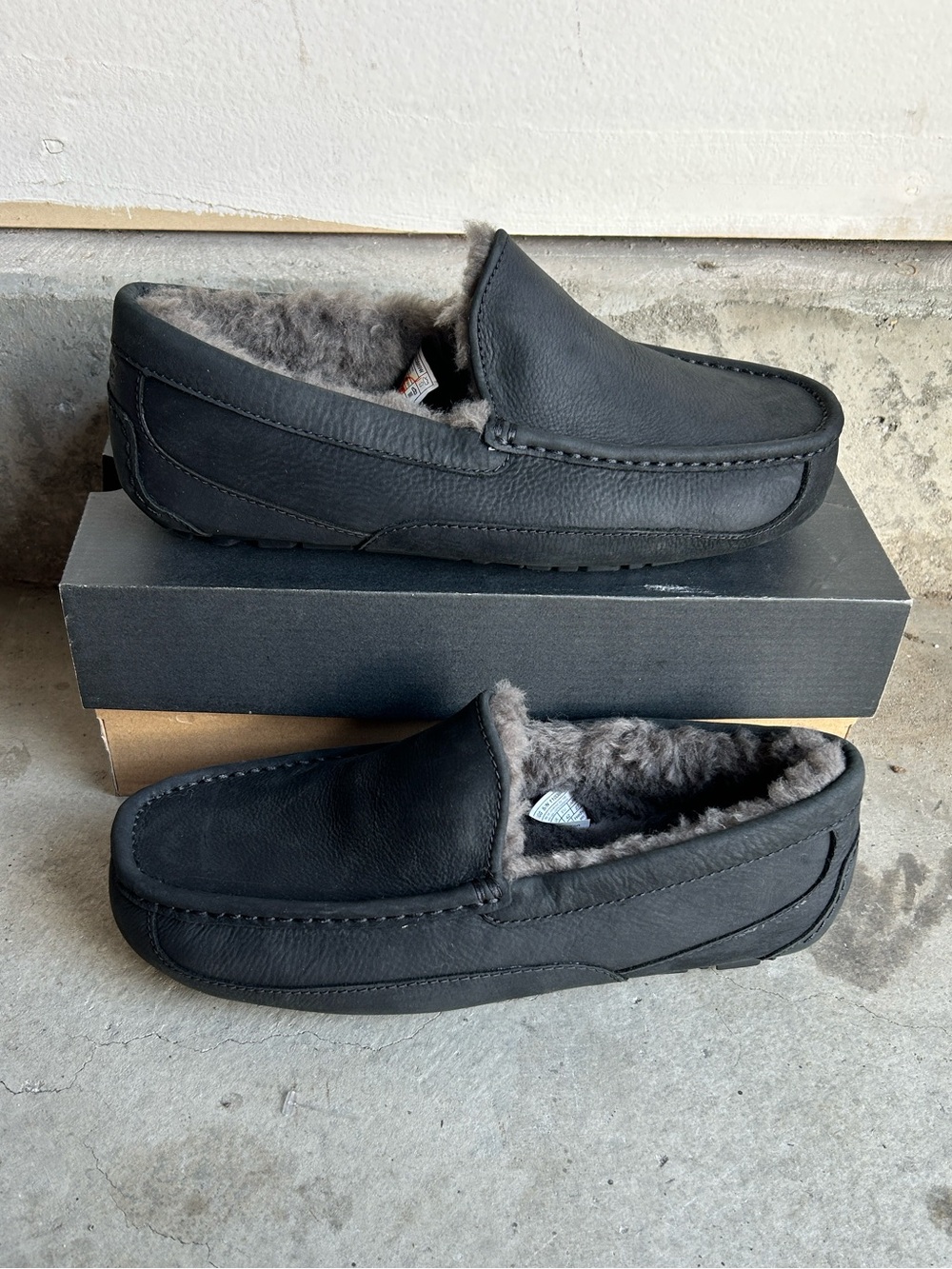 UGG Ascot Mens Slippers Black Size 9 Wide Nwt